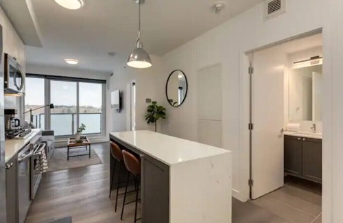 Sunnyside Condo | *Rare View* Amazing Condo in Trendy Kensington