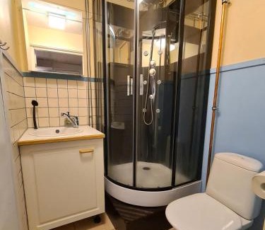 Vantaa Apartment | Rauhallinen kaksio Lahdentie tuntumassa, lentokenttämajoitus ja sähköauton latauspiste