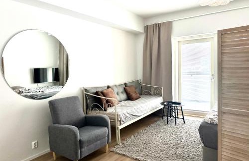 Ylamylly Apartment | Rauhallinen studio isolla parvekkeella