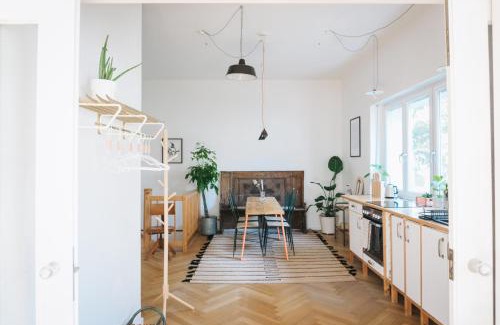 Straubing Apartment | raum life - Vintage Loft - Heimkino Netflix - 2x privat Parkplätze
