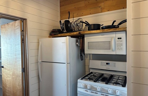 Homer Ski Chalet | Raven Cabin - Cozy retreat with bay views, a shared hot tub, and fire pit!