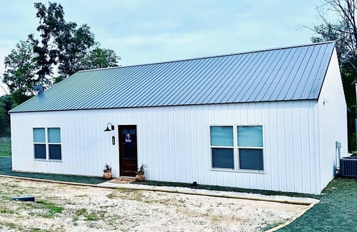 Negreet House | Raven's Nest - On Water, Calm Cove, Next to Boat Launch, BBQ Patio, Pool Table!