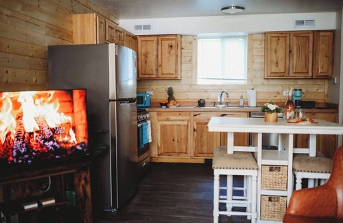 Fairbanks Apartment | Raven's Pine Suite #6 AuroraGetaway
