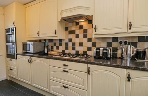 Ravenglass Cottage | RAVENGLASS HAVEN, pet friendly, character holiday cottage in Holmrook