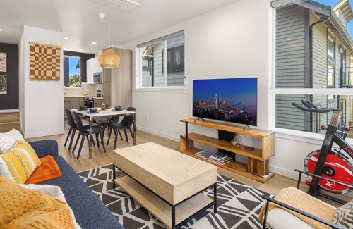 University District House | Ravenna Townhome near UVillage, UW, Lumen Field; Roof Top Deck city views
