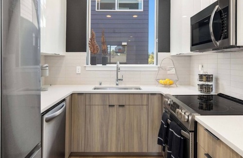 University District House | Ravenna Townhome near UVillage, UW, Lumen Field; Roof Top Deck city views