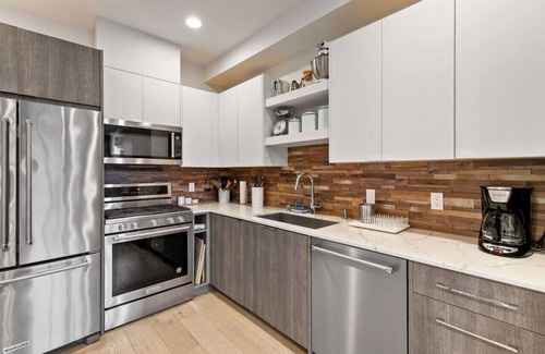 University District House | Ravenna Trailside Retreat Walk to UW and U-Village