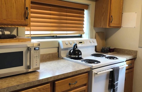Westcliffe Hotel | Ravens Hideaway Cottage on Main w/King w/d & Grill