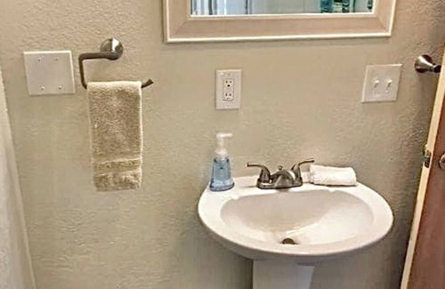 Westcliffe Hotel | Ravens Little Brick Lodge on Main,kitchen, dogs ok