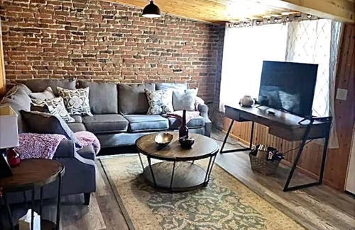 Westcliffe Hotel | Ravens Little Brick Lodge on Main,kitchen, dogs ok