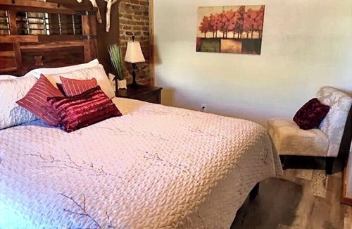 Westcliffe Hotel | Ravens Little Brick Lodge on Main,kitchen, dogs ok