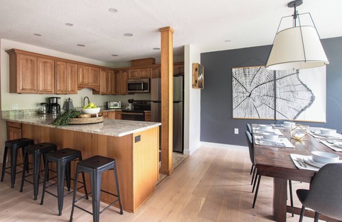 Lincoln House | Ravine Retreat - 5 BRs and 3 Newly Renovated Bathrooms!