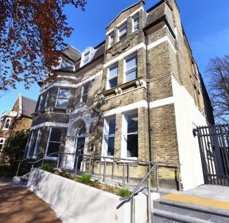 Brockley Apartment | Raymont Hall in London