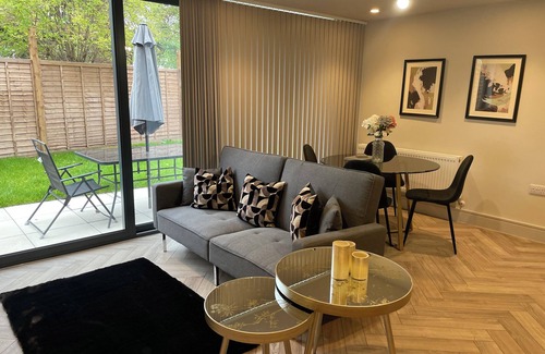 West Barnes Apartment | Raynes Park apartment x2 bathroom* wifi* garden*