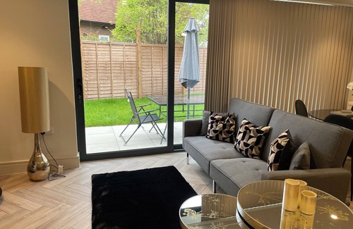 West Barnes Apartment | Raynes Park apartment x2 bathroom* wifi* garden*
