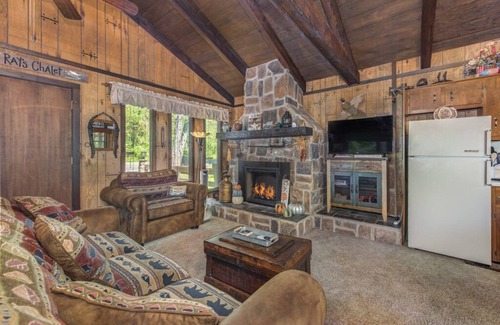 Gatlinburg - Pigeon Forge Cabin | Rays Chalet | Riverfront Home & Minutes to Gatlinburg!