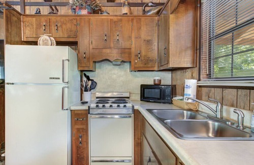 Gatlinburg - Pigeon Forge Cabin | Rays Chalet | Riverfront Home & Minutes to Gatlinburg!