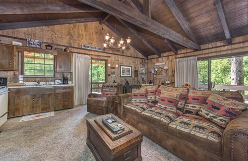 Gatlinburg - Pigeon Forge Cabin | Rays Chalet | Riverfront Home & Minutes to Gatlinburg!