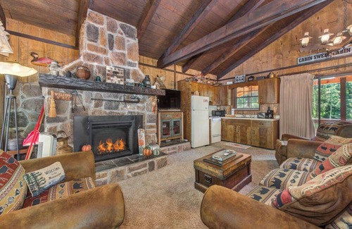 Gatlinburg - Pigeon Forge Cabin | Rays Chalet - Unique and Cozy Riverfront Home!