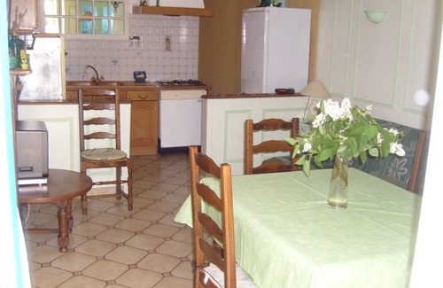 Granville Apartment | RDC Avec Petite Cour Ensoleillee
