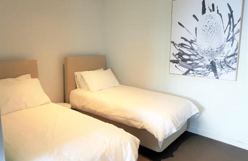 Melbourne Central Business District Apartment | ReadySet Apartments at Madison