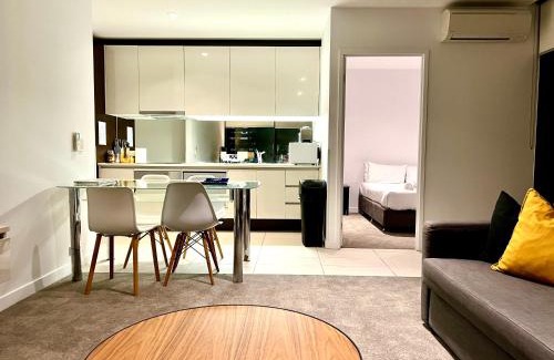 Melbourne Central Business District Apartment | ReadySet Apartments at Madison