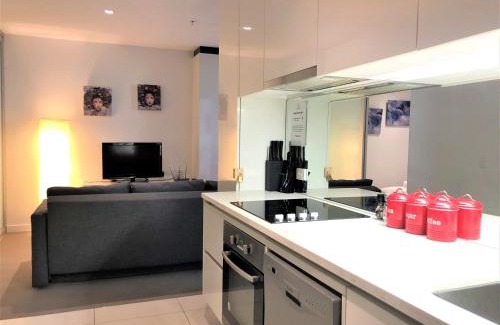 Melbourne Central Business District Apartment | ReadySet Apartments at Madison