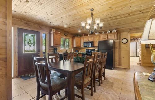 Branson Cedars Cabin | Real Log Cabin-HotTub, Loft, Near Big Cedar, Dog Friendly, Free Daily Attractions Tickets!