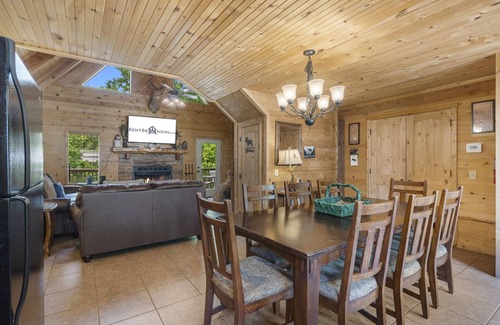 Branson Cedars Cabin | Real Log Cabin-HotTub, Loft, Near Big Cedar, Dog Friendly, Free Daily Attractions Tickets!