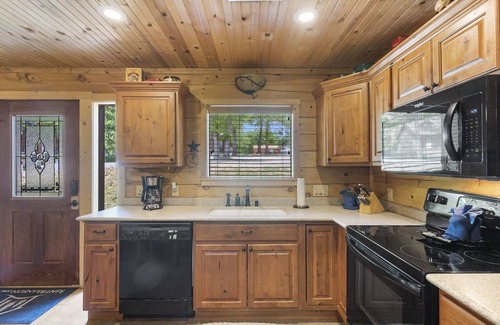Branson Cedars Cabin | Real Log Cabin-HotTub, Loft, Near Big Cedar, Dog Friendly, Free Daily Attractions Tickets!