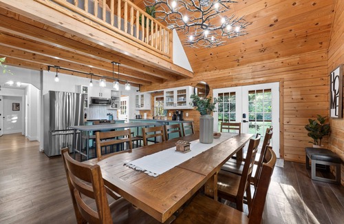 Branson Cabin | Real Log Cabin | Sleeps 32 | Forest Views/360 Deck + Games & Hot Tub