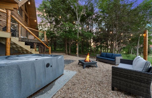 Branson Cabin | Real Log Cabin | Sleeps 32 | Forest Views/360 Deck + Games & Hot Tub