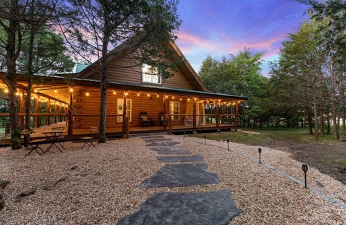Branson Cabin | Real Log Cabin | Sleeps 32 | Forest Views/360 Deck + Games & Hot Tub