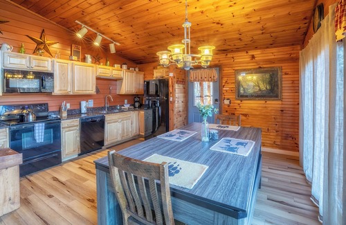Gatlinburg - Pigeon Forge Cabin | Real Log Cabin W/⛰Amazing Views⛰, Hot Tub, Sauna, Games