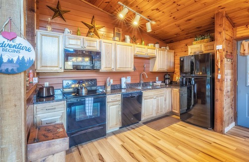 Gatlinburg - Pigeon Forge Cabin | Real Log Cabin W/⛰Amazing Views⛰, Hot Tub, Sauna, Games