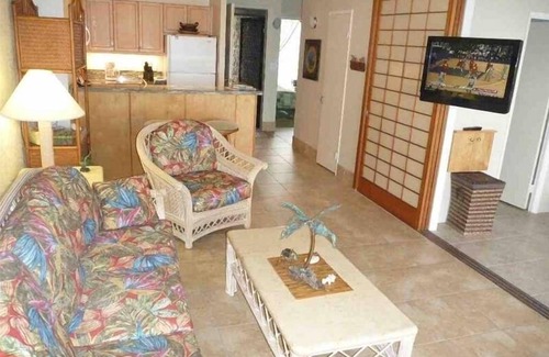 Kailua-Kona Condo | Real Ocean Front! Private and well maintained! Excellent reviews!