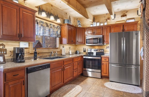 Ridgedale Cabin | Real Wood Cabin-Pvt HotTub-Free Attraction Tickets-Near Big Cedar & Thunder Ridge-Games