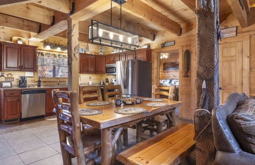Ridgedale Cabin | Real Wood Cabin-Pvt HotTub-Free Attraction Tickets-Near Big Cedar & Thunder Ridge-Games