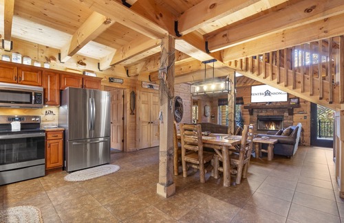 Ridgedale Cabin | Real Wood Cabin-Pvt HotTub-Free Attraction Tickets-Near Big Cedar & Thunder Ridge-Games