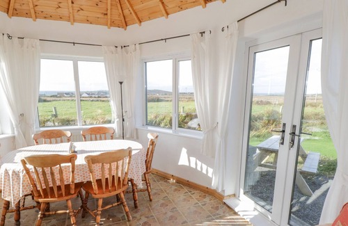 Claddaghduff Cottage | REALT NA MAIDNE, family friendly in Claddaghduff, County Galway