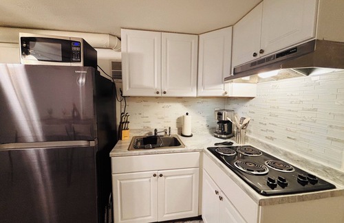 Lawrenceville House | Rear Entry/Camp-In/firepit Basement Family Escape/Lawrenceville with AC, WiFi
