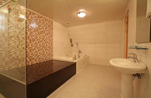 Ingye-dong Hotel | Reborn Suwon Silkroad Hotel