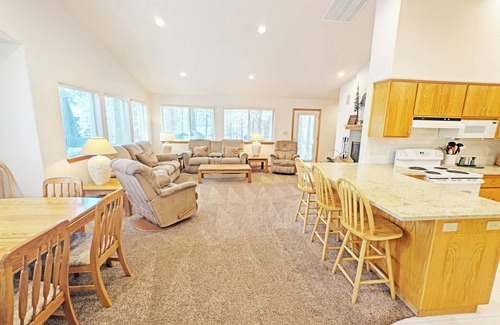Sunriver House | Rec Passes, Private Hot Tub, A/C, 2 Primaries and 2 Living Areas, Reverse Living- Mt Hood 13