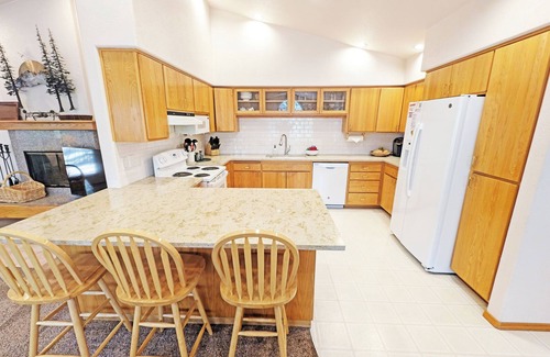 Sunriver House | Rec Passes, Private Hot Tub, A/C, 2 Primaries and 2 Living Areas, Reverse Living- Mt Hood 13