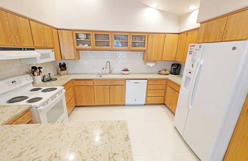 Sunriver House | Rec Passes, Private Hot Tub, A/C, 2 Primaries and 2 Living Areas, Reverse Living- Mt Hood 13