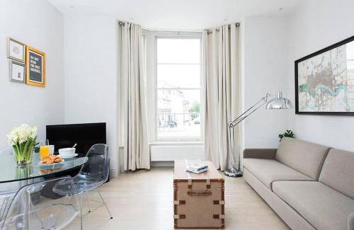 Askew Apartment | Recently redecorated bright 1BR near Shepherds Bush with parking SOA