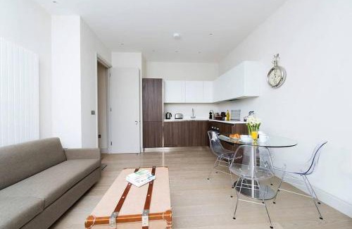 Askew Apartment | Recently redecorated bright 1BR near Shepherds Bush with parking SOA