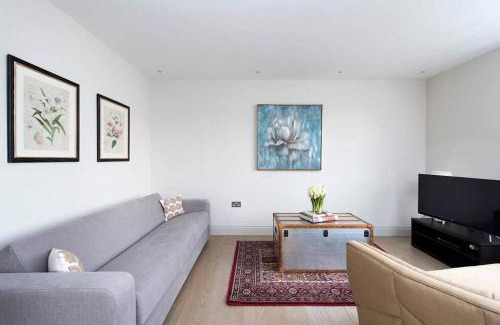 Askew Apartment | Recently redecorated spacious and Modern 1BR flat in West London