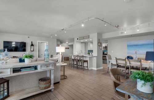 Holiday Isle Condo | Recently Remodeled- Harbor View - Private Beach - Pool - Hot Tub - Boat Slip