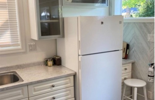 Regional District of Nanaimo Cottage | Recently reno'd cottage with private fenced yard, near beach, trails & village.
